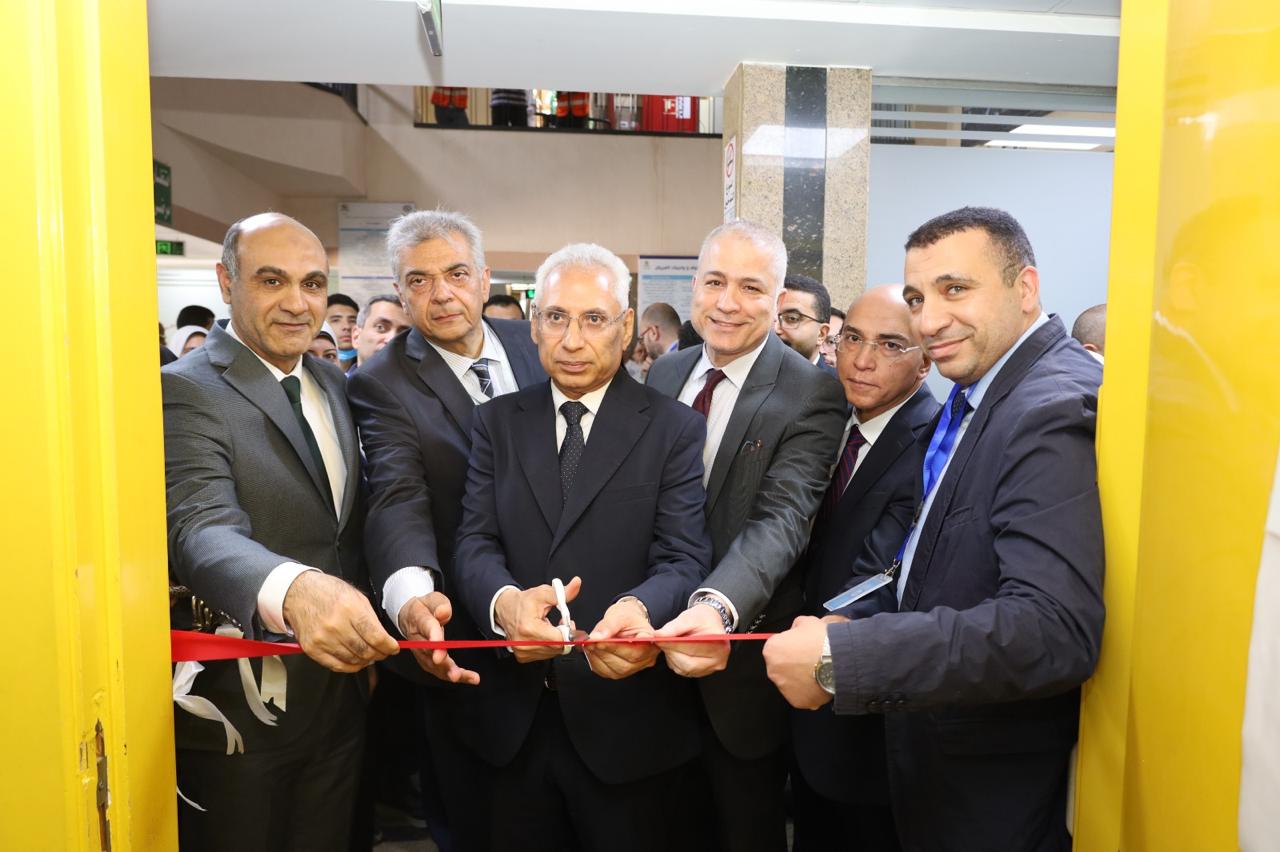 رئيس الجانعة يفتتح وحدة عيون الاطفال